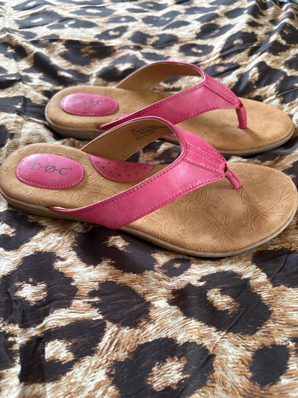 b.o.c. Women's Pink Leather Thong Sandals